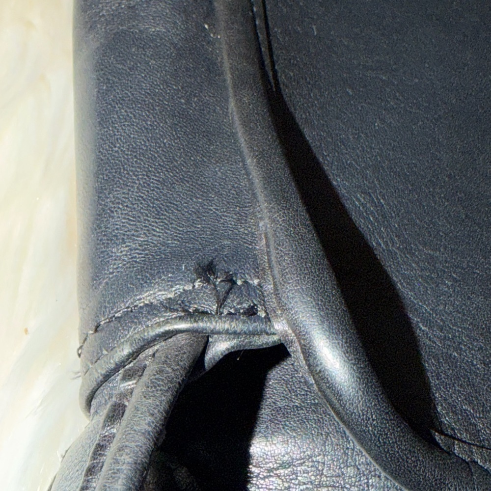 Vintage Coach # 9054
Black Glove-leather Shoulder Bag - Picture 14 of 16